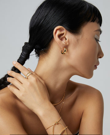 Sterling silver minimalist earrings The high-end texture twisted earrings of the ins-style Internet celebrity style are slightly rotated and deformed on the basis of a simple design, which is more exquisite.