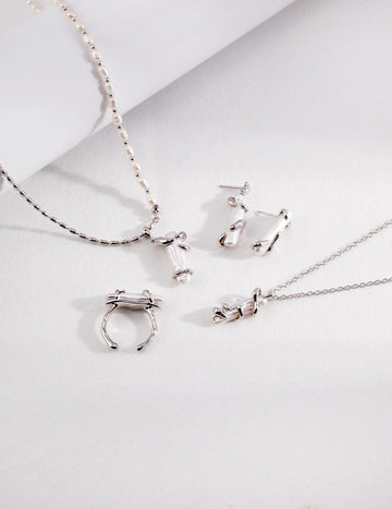 Sterling silver pearl necklace Natural element design, natural baroque beads as the core, natural fluid tightly guarded, pearlescent and silver light intertwined, romantic and individual.