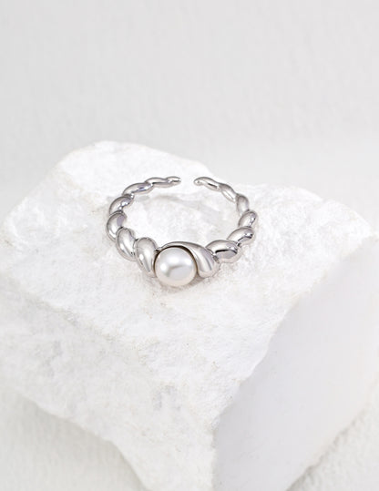 S925 Silver Simple Natural Pearl Ring A brilliant pearl is delicately inlaid between the twists and turns, like the brightest star in the night sky, sparkling with a mesmerizing light that is irresistible.