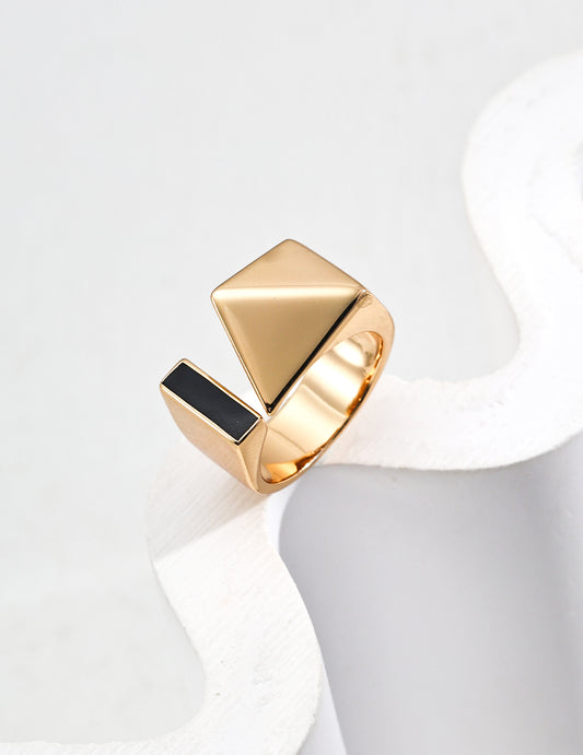 Sterling silver glossy drop glaze ring The geometric shape, the architectural sense of division, and the black enamel design make it more simple and high-end for fashion and contemporary design.