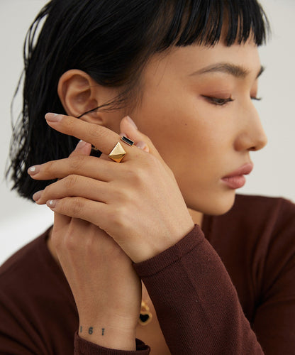 Sterling silver glossy drop glaze ring The geometric shape, the architectural sense of division, and the black enamel design make it more simple and high-end for fashion and contemporary design.