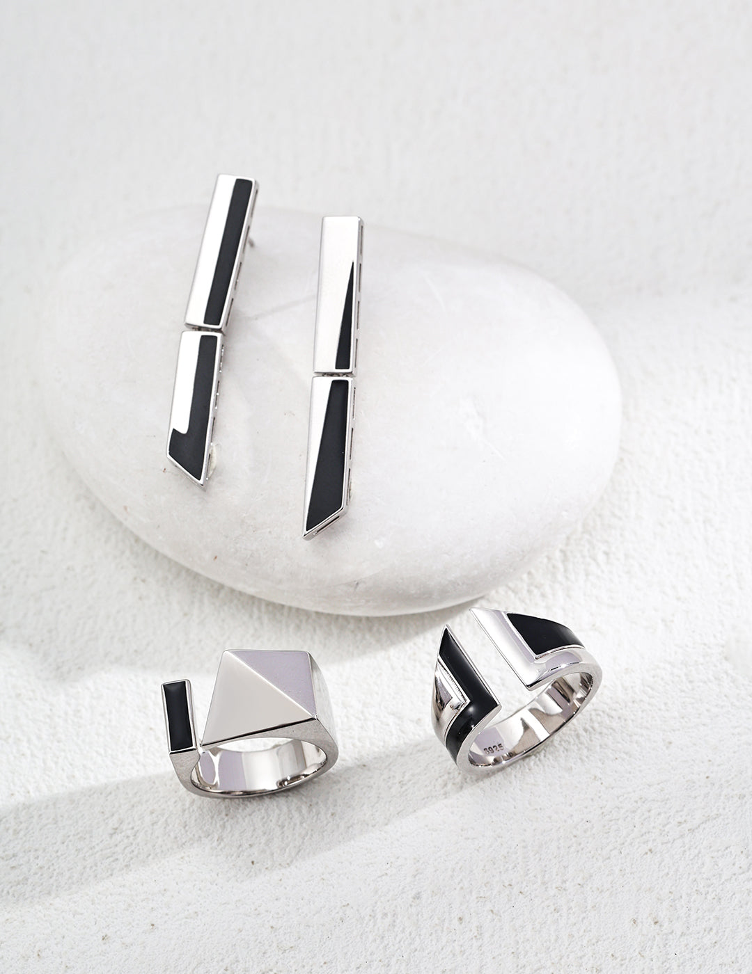 Sterling silver glossy drop glaze ring The geometric shape, the architectural sense of division, and the black enamel design make it more simple and high-end for fashion and contemporary design.