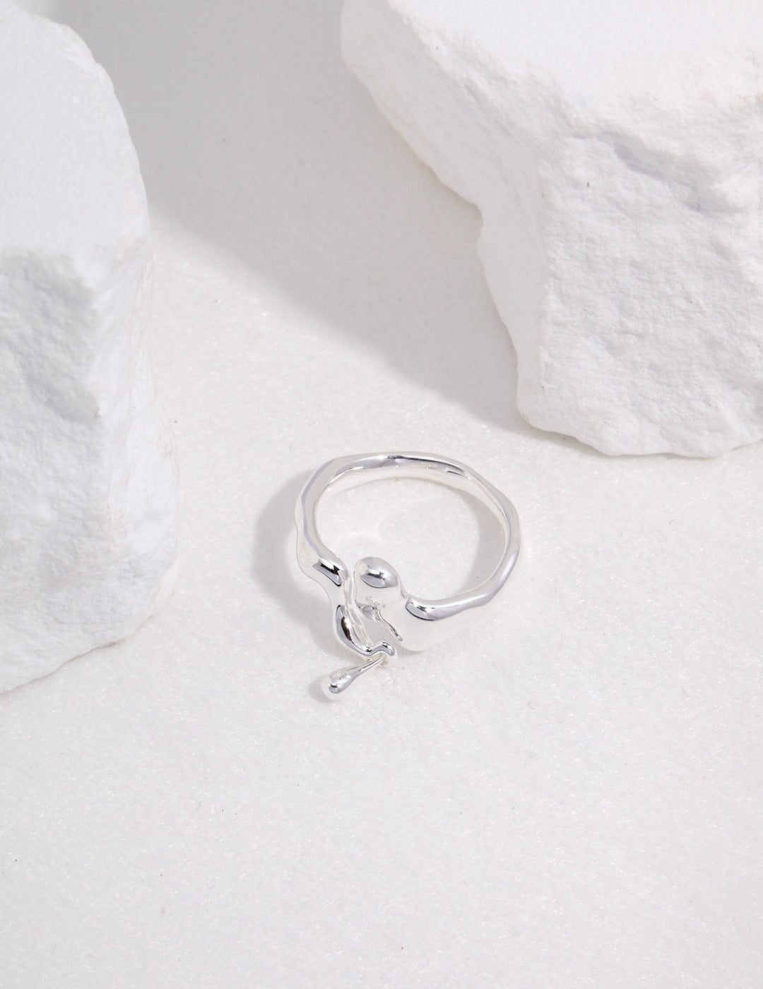 Sterling silver minimalist ring Natural element design, fluid texture, movable water drop design adds color to the design, and the smart match is at the fingertips.