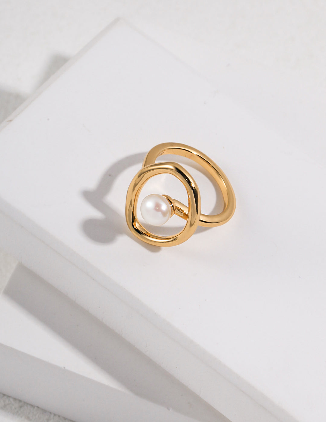 Sterling silver pearl ring A minimalist piece of metal, curved, surrounded, a unique natural pearl that attracts you at a glance.