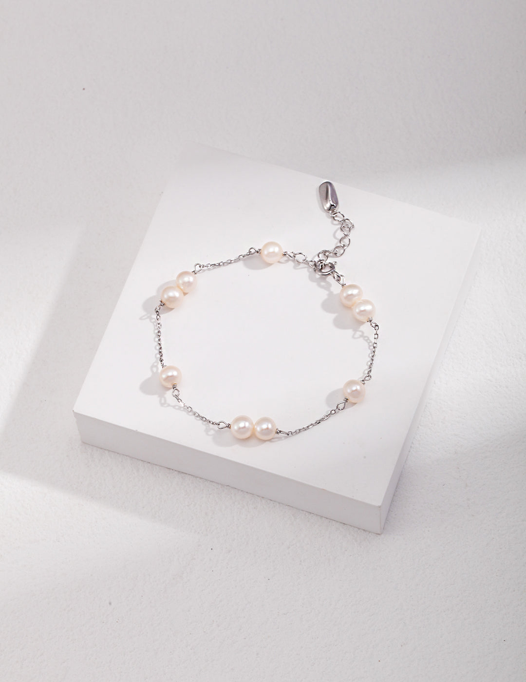 Sterling silver pearl bracelet Minimalist style, no need to modify the shape, the interval between pearls and silver beads alternately embellishes the wearer in a low-key way.