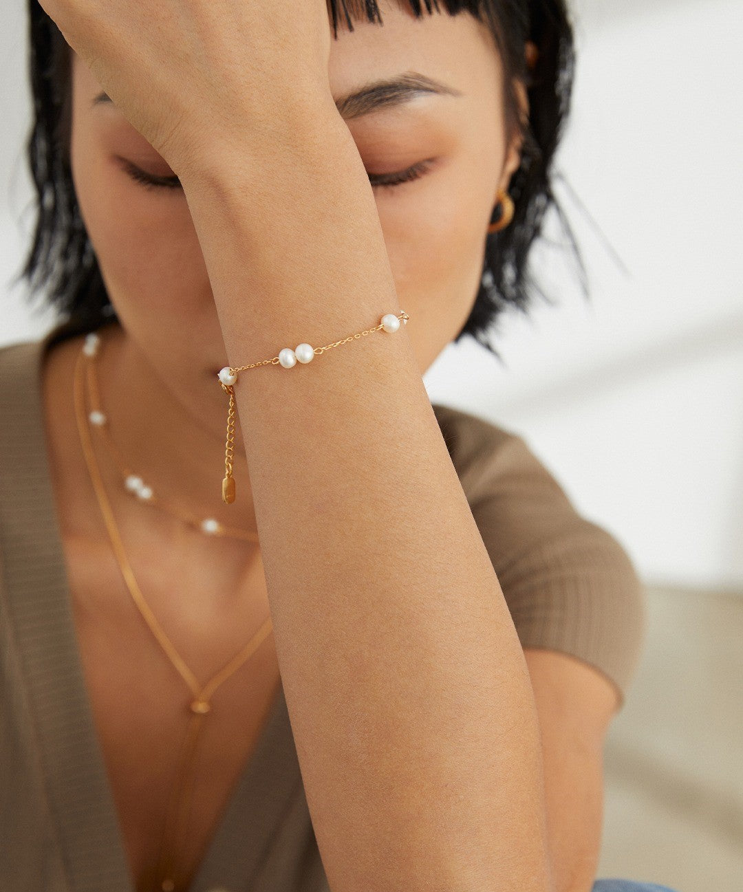 Sterling silver pearl bracelet Minimalist style, no need to modify the shape, the interval between pearls and silver beads alternately embellishes the wearer in a low-key way.