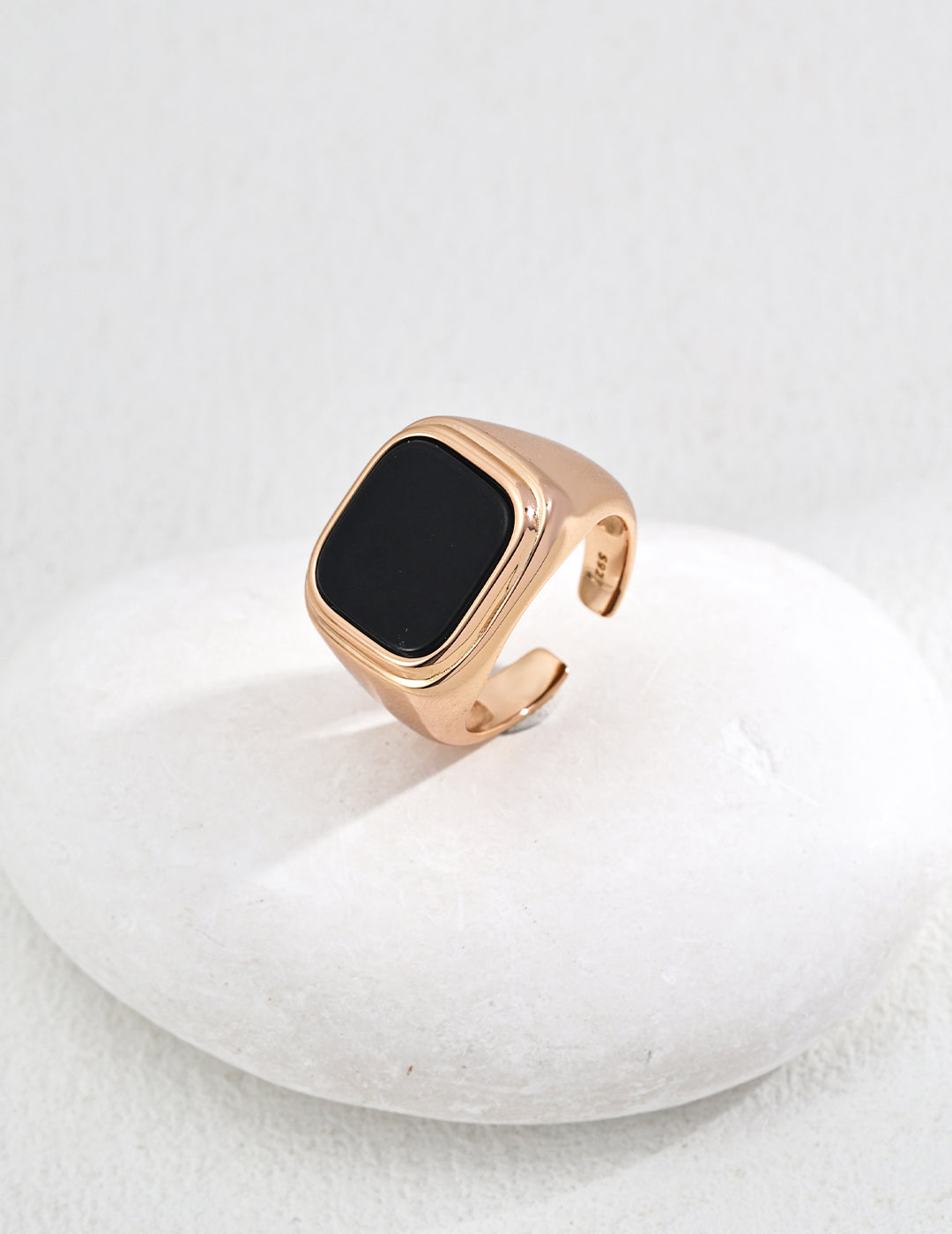 S925 Silver Simple Black Onyx Ring The black onyx signet ring is the crystallization of elegance and fashion. The main body of the ring is made of vintage gold, revealing a noble and elegant atmosphere in its warm luster.