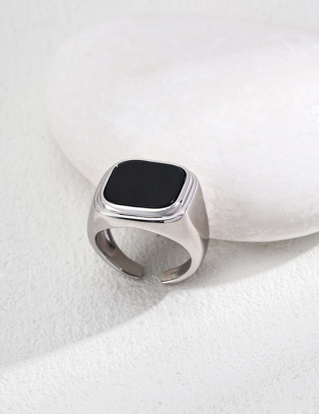 S925 Silver Simple Black Onyx Ring The black onyx signet ring is the crystallization of elegance and fashion. The main body of the ring is made of vintage gold, revealing a noble and elegant atmosphere in its warm luster.