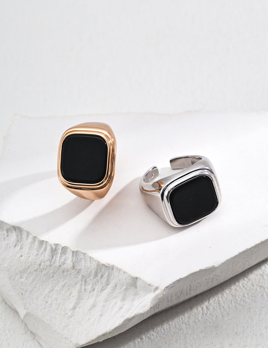 S925 Silver Simple Black Onyx Ring The black onyx signet ring is the crystallization of elegance and fashion. The main body of the ring is made of vintage gold, revealing a noble and elegant atmosphere in its warm luster.