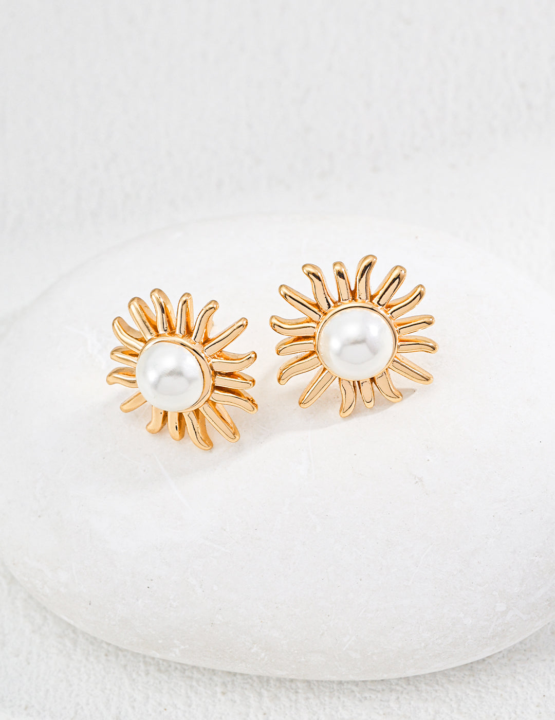 Pearls earrings With the aura of the protagonist, they don't need a sensational design at all Simple stud earrings, but with versatile hard power.