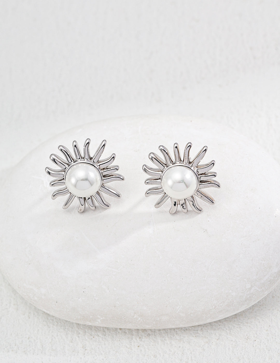 Pearls earrings With the aura of the protagonist, they don't need a sensational design at all Simple stud earrings, but with versatile hard power.