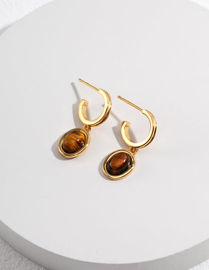 Sterling silver tiger's eye earrings Tiger's eye, also known as tiger's eye, is a gemstone with a cat's eye effect, which is regarded as the most noble symbol of the sacred stone by Indians.