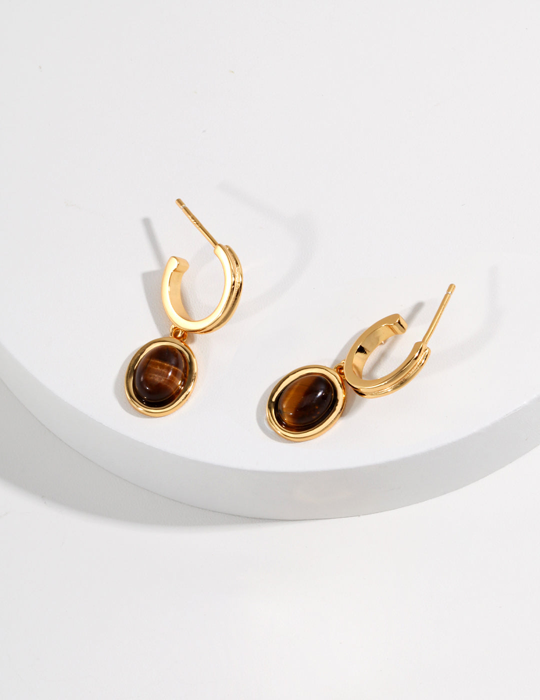 Sterling silver tiger's eye earrings Tiger's eye, also known as tiger's eye, is a gemstone with a cat's eye effect, which is regarded as the most noble symbol of the sacred stone by Indians.