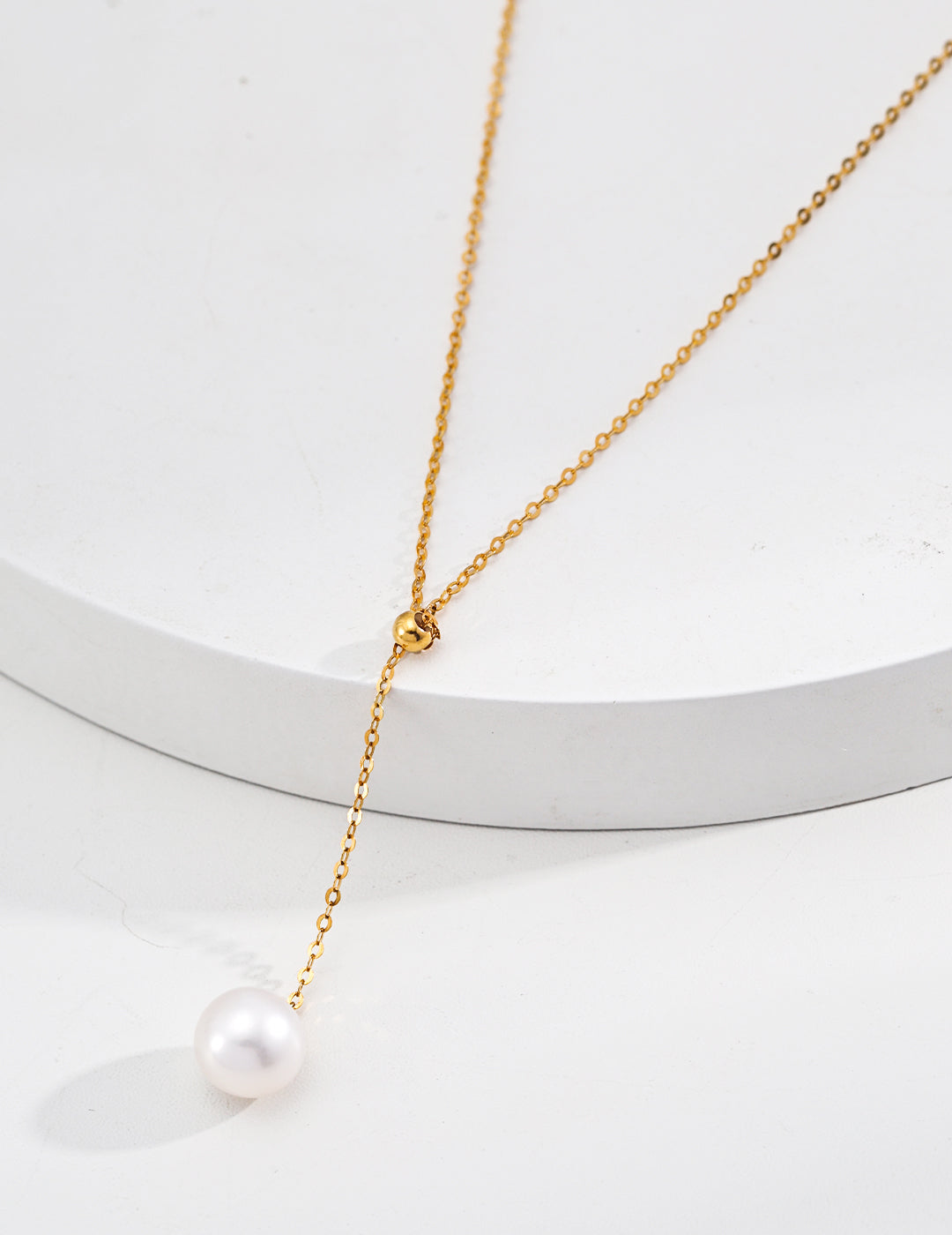 Stylish and versatile 18K gold pearl necklace