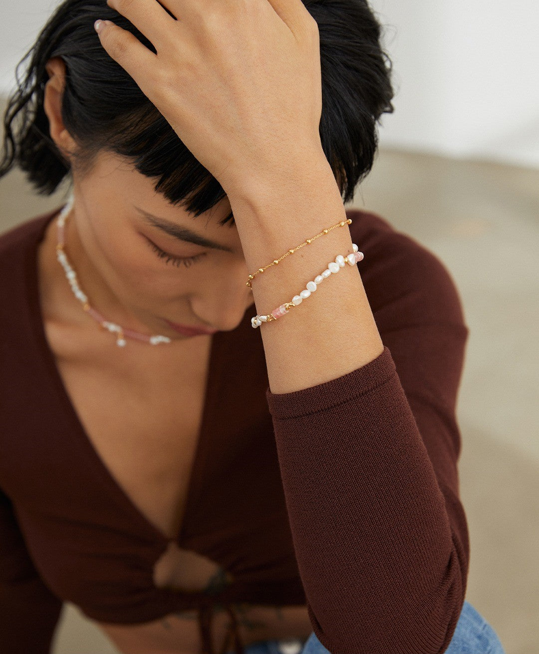 Sterling silver pearl bracelet The peach is dying, scorching its glory. A touch of peach blossom red, a little pearlescent white, all the design and collocation, just to let the most beautiful years always exist.