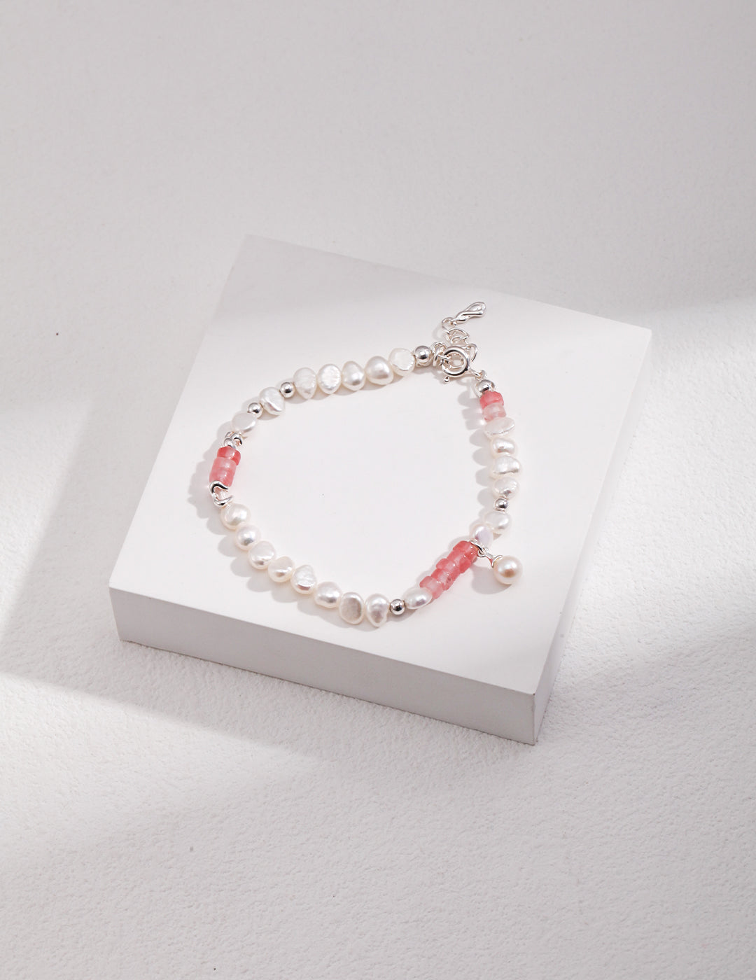 Sterling silver pearl bracelet The peach is dying, scorching its glory. A touch of peach blossom red, a little pearlescent white, all the design and collocation, just to let the most beautiful years always exist.