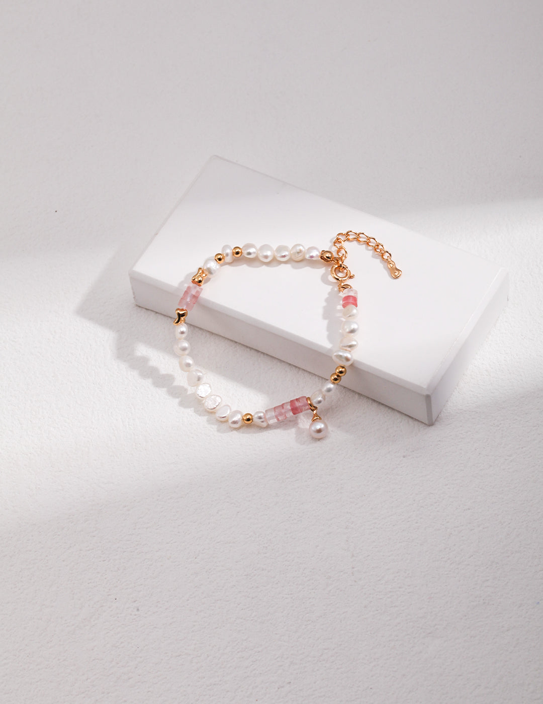 Sterling silver pearl bracelet The peach is dying, scorching its glory. A touch of peach blossom red, a little pearlescent white, all the design and collocation, just to let the most beautiful years always exist.