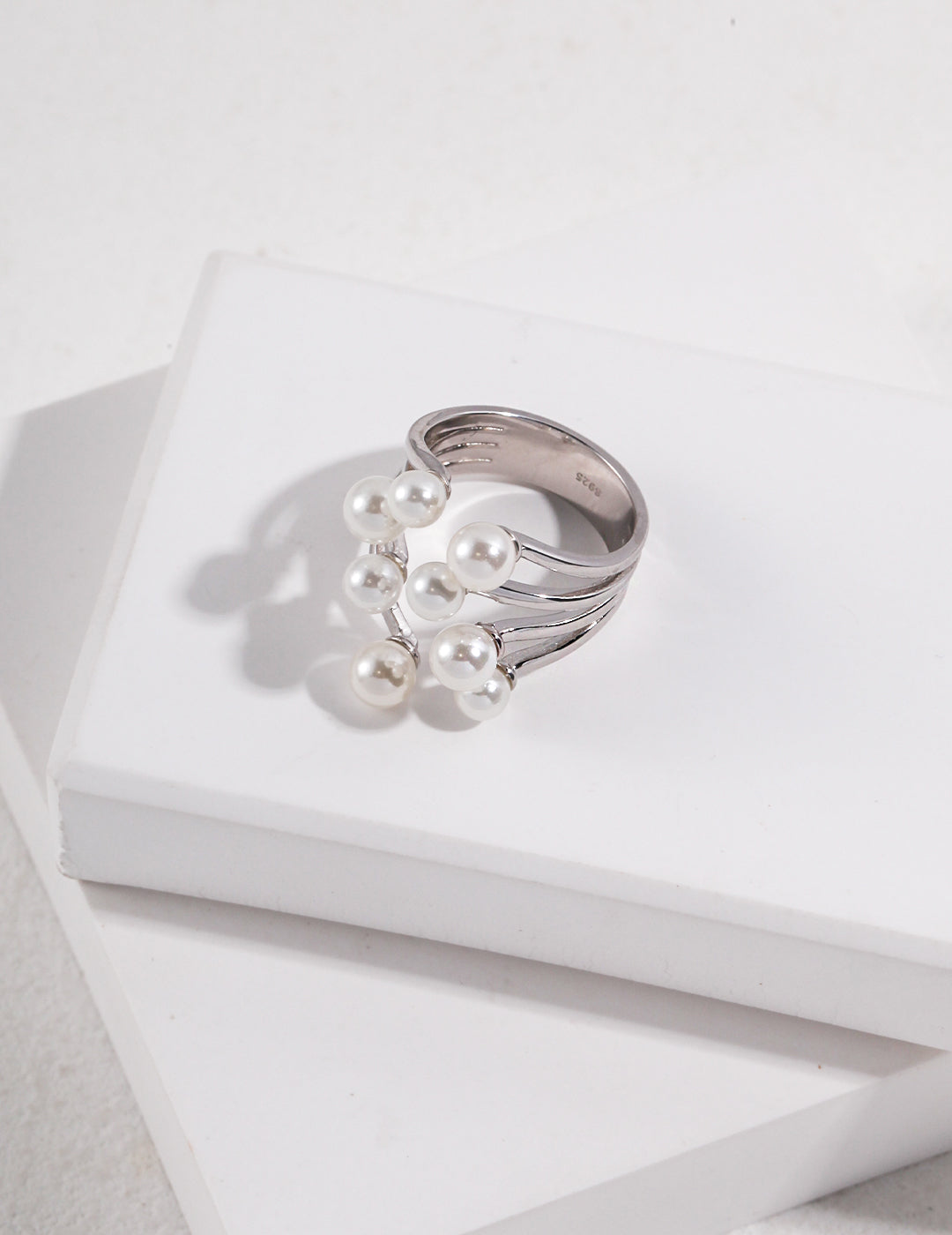 Sterling silver shell bead ring The design is in the form of an open ring to reflect the moment when the flower blooms The scattered pearls are like the stamens in the heart of the flower, blooming brightly.