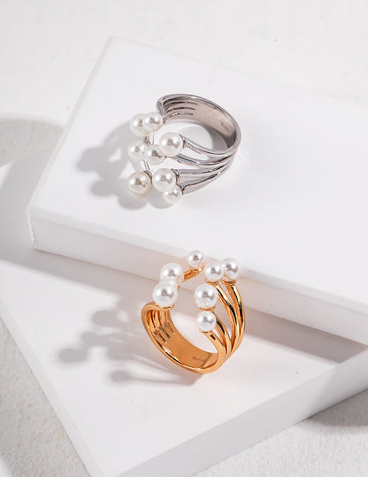 Sterling silver shell bead ring The design is in the form of an open ring to reflect the moment when the flower blooms The scattered pearls are like the stamens in the heart of the flower, blooming brightly.