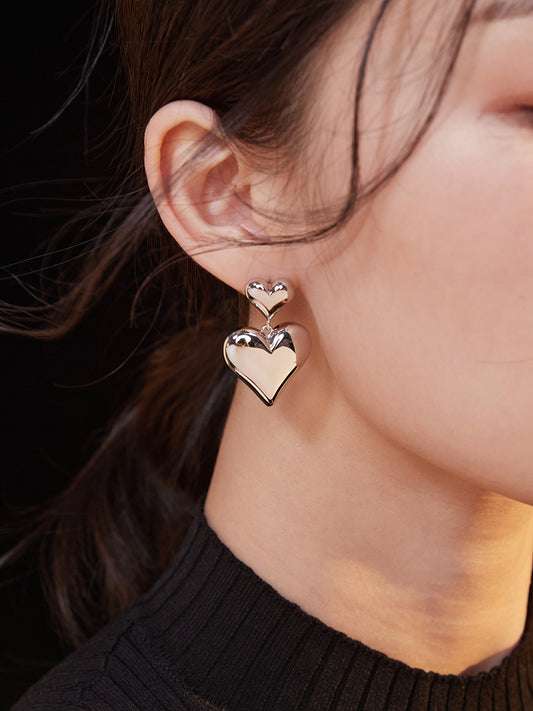 Sterling silver love earrings Love is a super classic element The earrings are made of heavy workmanship as a whole, and the texture is very good A style that is perfect for commuting It's not exaggerated, and it goes well with clothes