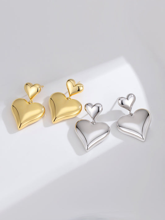 Sterling silver love earrings Love is a super classic element The earrings are made of heavy workmanship as a whole, and the texture is very good A style that is perfect for commuting It's not exaggerated, and it goes well with clothes