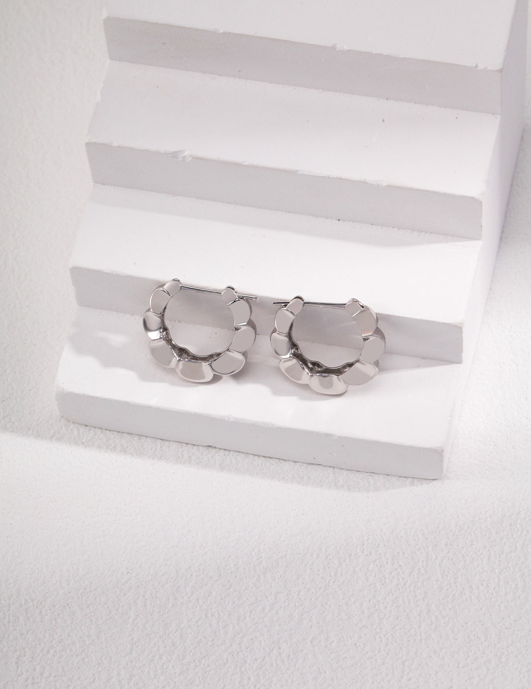 Sterling silver earrings Both gold and silver look good~ Don't pick style, don't pick age It is a sense of fashion that can be easily possessed A must-have jewelry in every Jimei jewelry box