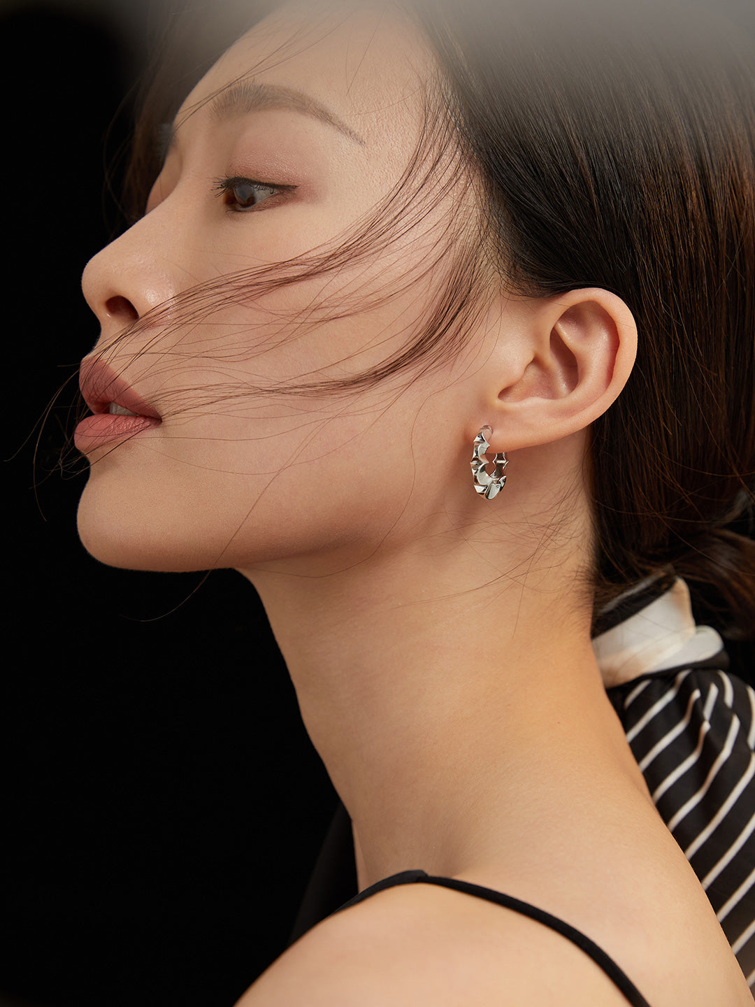 Sterling silver earrings Both gold and silver look good~ Don't pick style, don't pick age It is a sense of fashion that can be easily possessed A must-have jewelry in every Jimei jewelry box