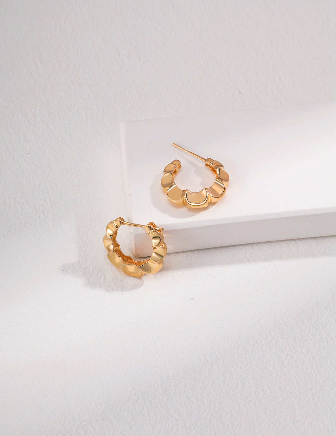 Sterling silver earrings Both gold and silver look good~ Don't pick style, don't pick age It is a sense of fashion that can be easily possessed A must-have jewelry in every Jimei jewelry box