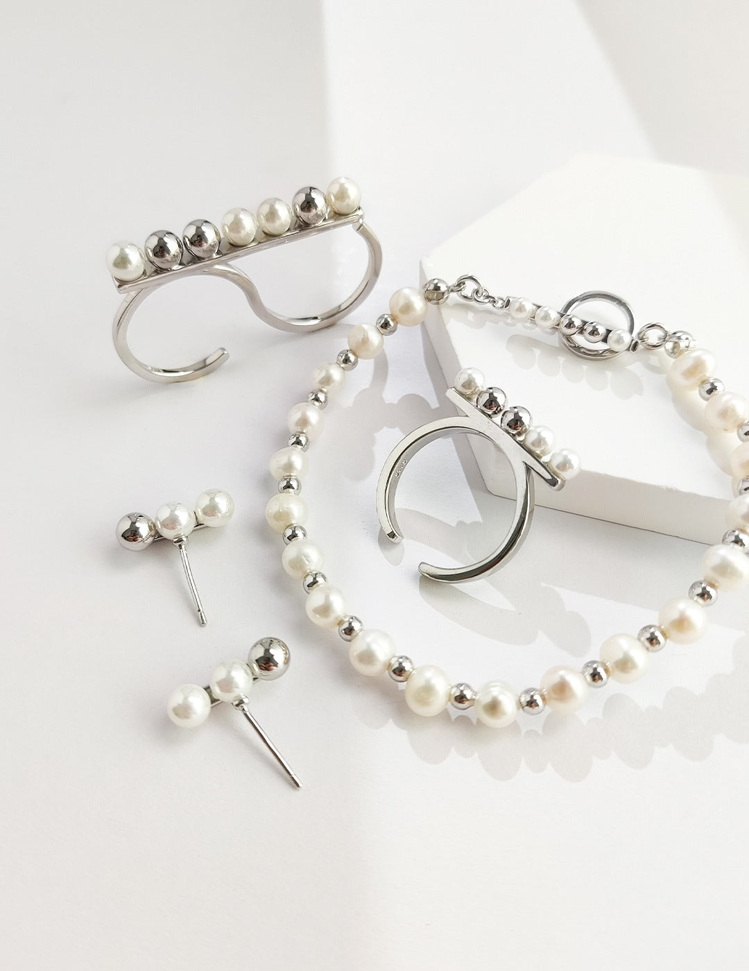 Sterling silver pearl bracelet Minimalist style, no need to modify the shape, the interval between pearls and silver beads alternately forms a straight line and low-key embellishment for the wearer.