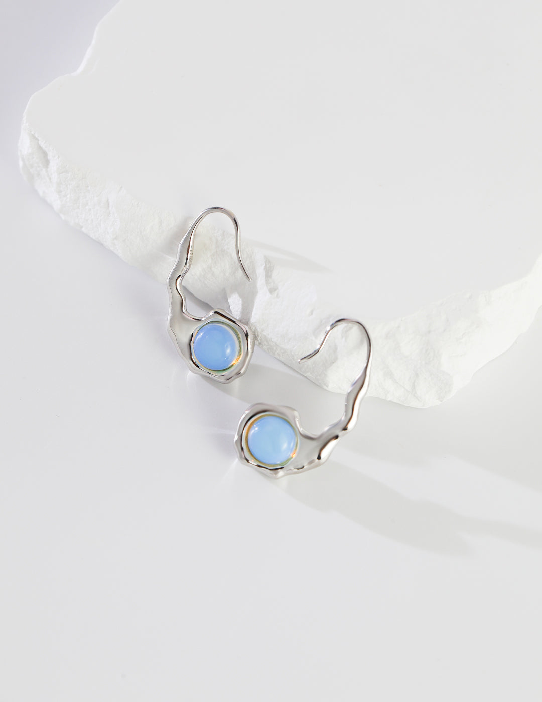 Sterling silver agate opal earrings The highly recognizable double-sided inlaid cabochon stone design, the liquid texture of the fluid surface, the flow of light and shadow, full of texture.