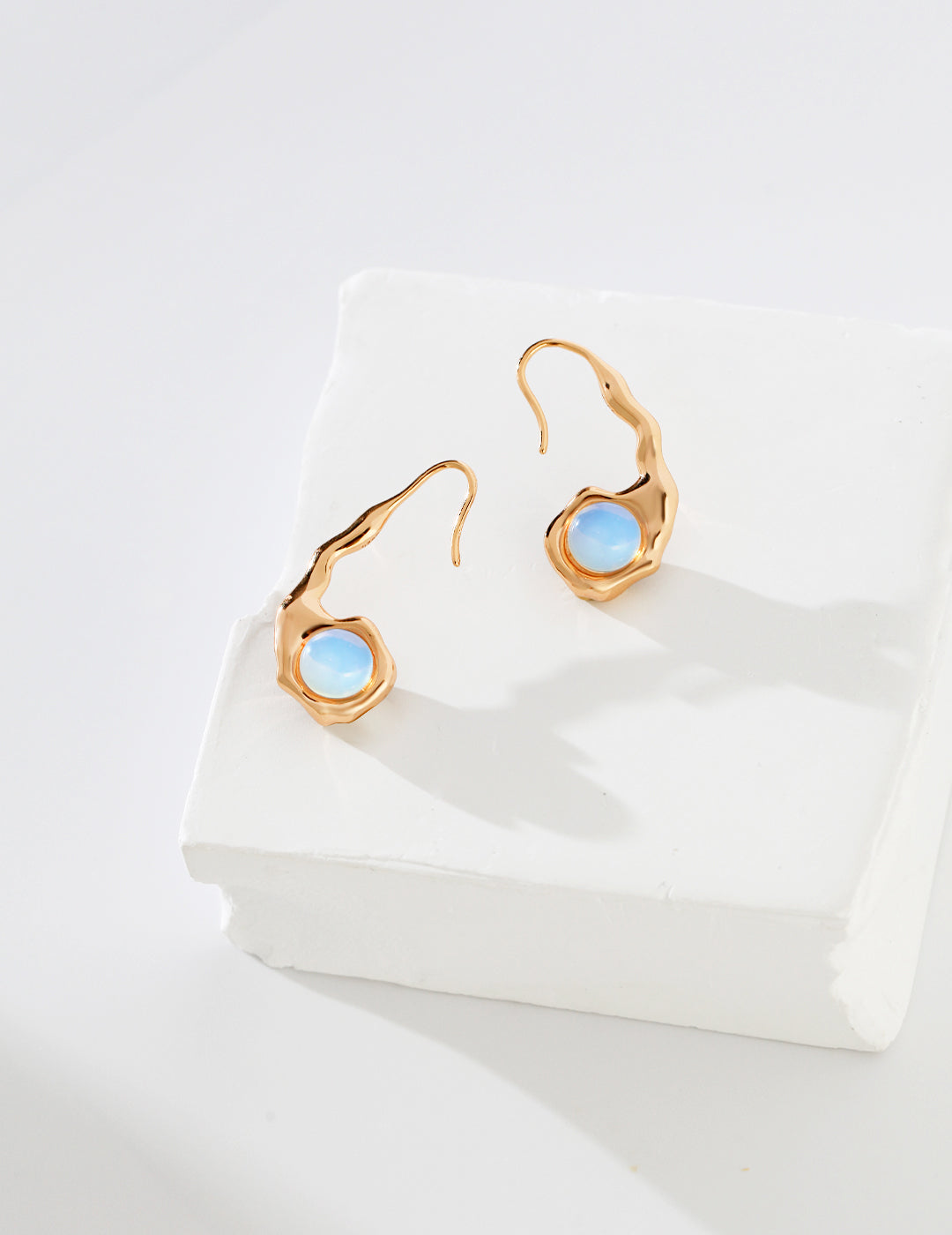 Sterling silver agate opal earrings The highly recognizable double-sided inlaid cabochon stone design, the liquid texture of the fluid surface, the flow of light and shadow, full of texture.