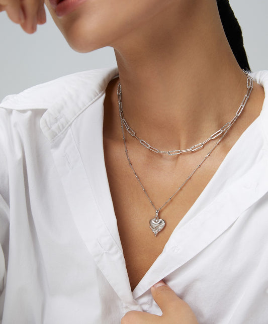 Sterling silver heart necklace The sweet love heart, combined with the honey-like flowing outer contour, the regular texture of the interval and the irregular frame burst out with a playful sense of fashion