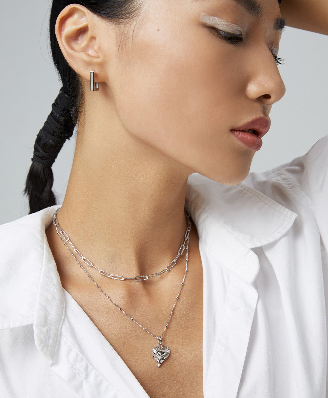 Sterling silver heart necklace The sweet love heart, combined with the honey-like flowing outer contour, the regular texture of the interval and the irregular frame burst out with a playful sense of fashion