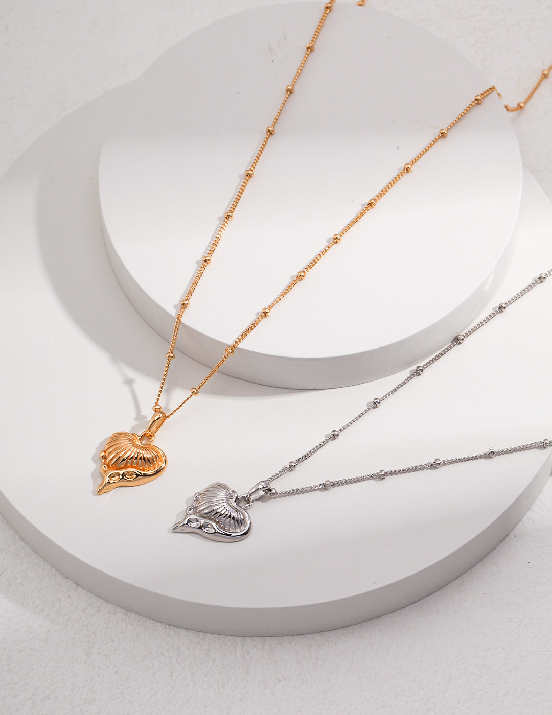 Sterling silver heart necklace The sweet love heart, combined with the honey-like flowing outer contour, the regular texture of the interval and the irregular frame burst out with a playful sense of fashion