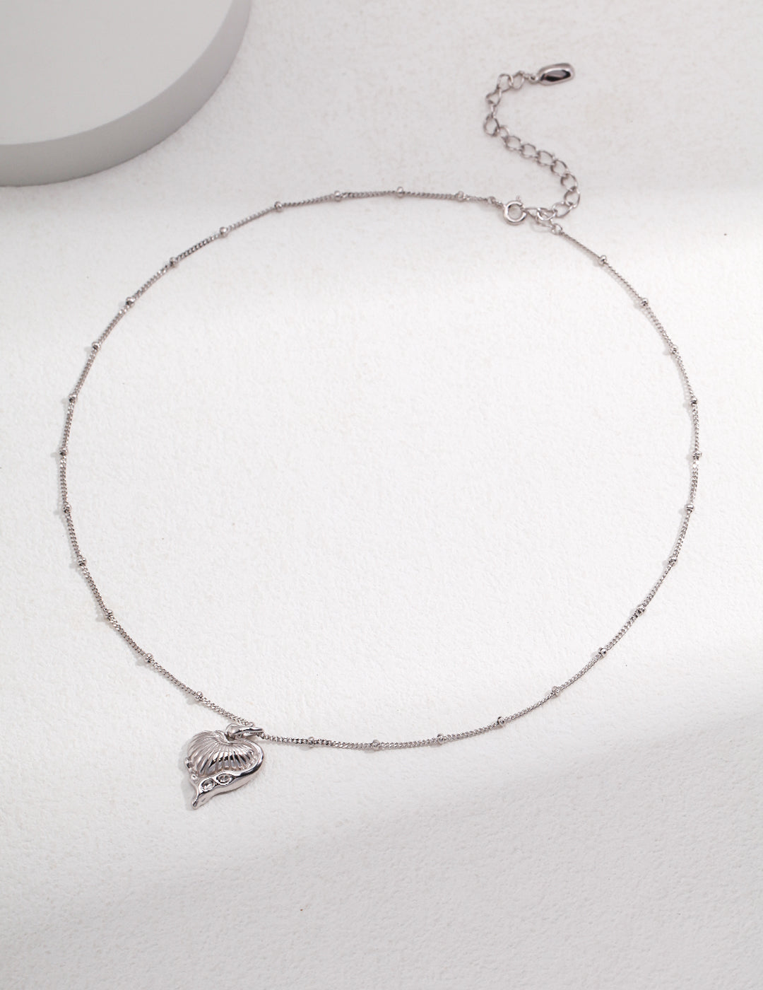 Sterling silver heart necklace The sweet love heart, combined with the honey-like flowing outer contour, the regular texture of the interval and the irregular frame burst out with a playful sense of fashion