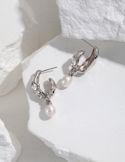 Natural pearl silk scarf design series Sterling silver pearl earrings The silk scarf design, inlaid with natural pearls, the curve of the French silk scarf is displayed with silver restoration, and the faint retro sense is fashionable and exquisite.