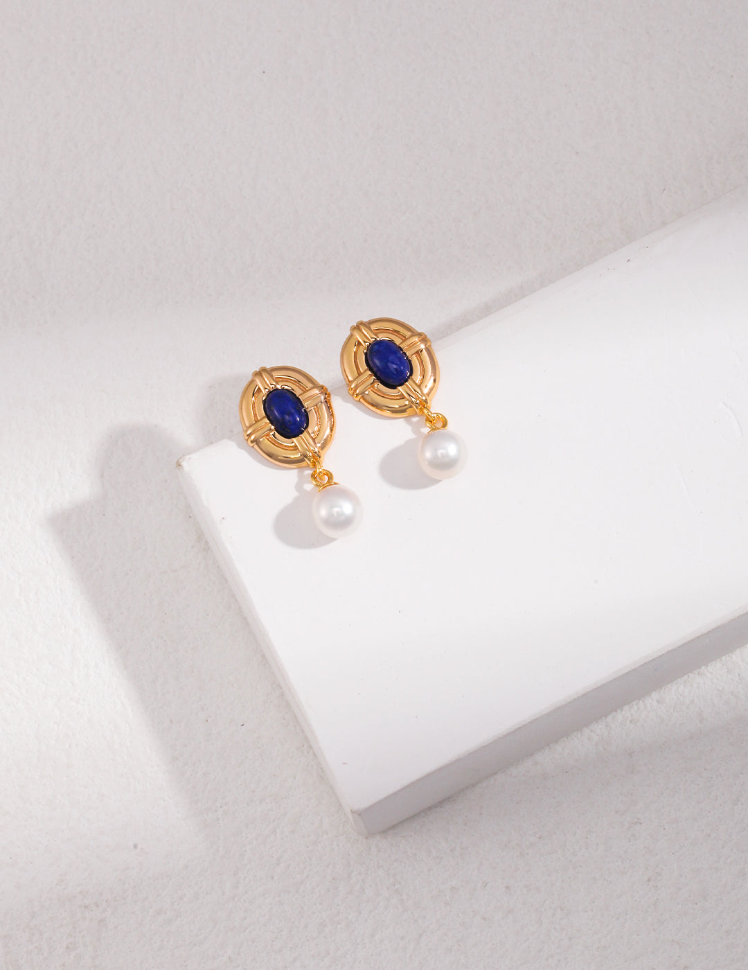 Light retro palace style natural lapis lazuli series Sterling silver lapis lazuli pearl earrings The light retro palace sense design not only has the luxury of traditional retro, but also adds the freshness of modern city.