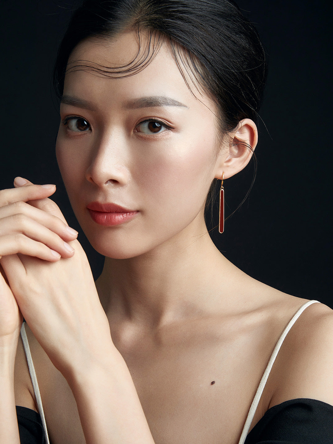 Chinese red drop glaze earrings High-class yet niche Clean lines but creative design It is full of texture when you wear it.