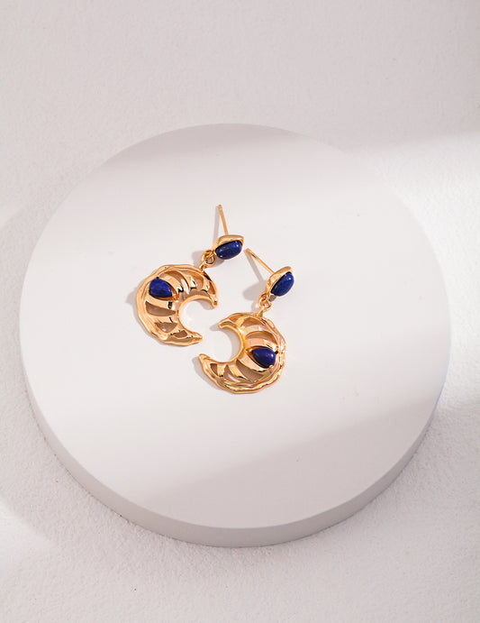 Sterling silver meniscus cut-out earrings The design structure with a light retro feeling, the irregular undulating surface design, the hollow addition of a more layered sense of design, and the inlaid blue lapis lazuli.