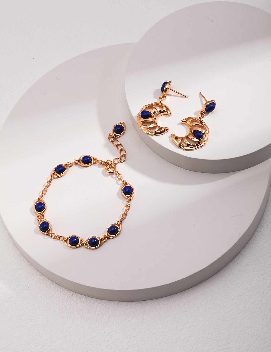 Sterling silver meniscus cut-out earrings The design structure with a light retro feeling, the irregular undulating surface design, the hollow addition of a more layered sense of design, and the inlaid blue lapis lazuli.