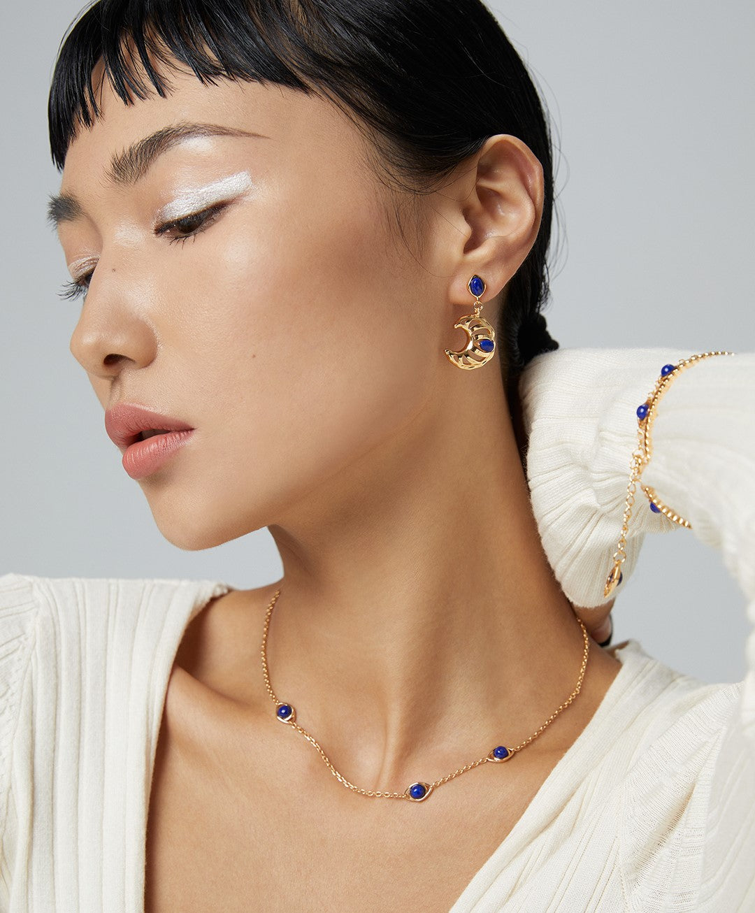 Sterling silver meniscus cut-out earrings The design structure with a light retro feeling, the irregular undulating surface design, the hollow addition of a more layered sense of design, and the inlaid blue lapis lazuli.