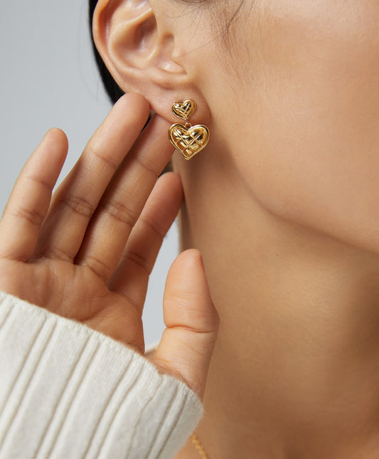 Sterling silver love earrings The sweet love element is combined with the design of the dessert, and the addition of the quilted pattern makes the earrings more exquisite.