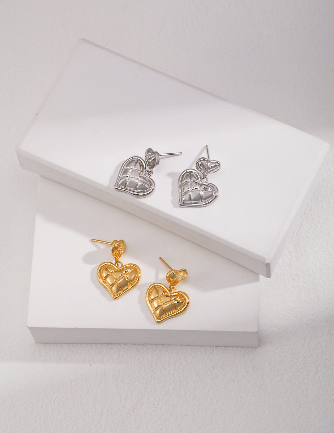 Sterling silver love earrings The sweet love element is combined with the design of the dessert, and the addition of the quilted pattern makes the earrings more exquisite.