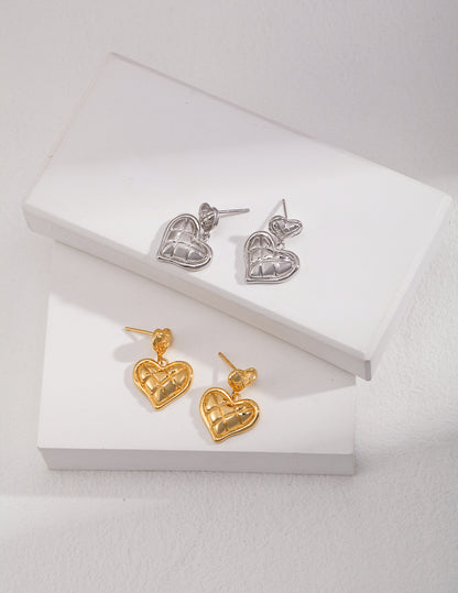 Sterling silver love earrings The sweet love element is combined with the design of the dessert, and the addition of the quilted pattern makes the earrings more exquisite.