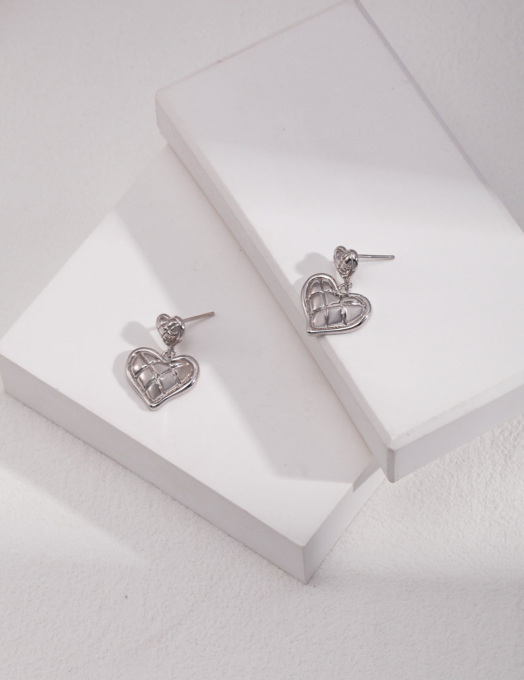 Sterling silver love earrings The sweet love element is combined with the design of the dessert, and the addition of the quilted pattern makes the earrings more exquisite.