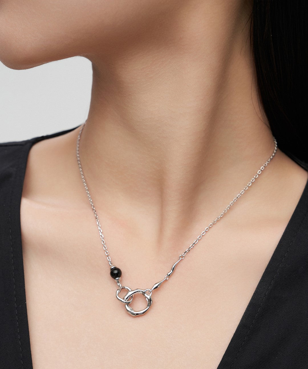 Sterling silver necklace The simple and classic double-ring design, the irregular fluid texture surface, makes the simple have more highlights and details, and the combination of natural pearls and black onyx adds more exquisiteness.