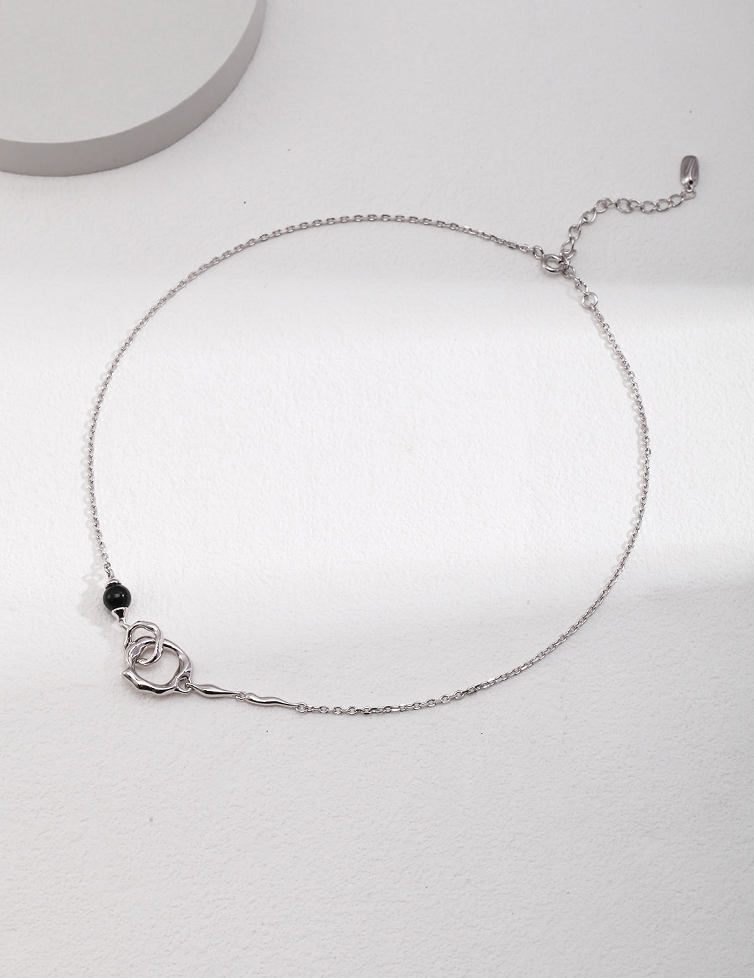 Sterling silver necklace The simple and classic double-ring design, the irregular fluid texture surface, makes the simple have more highlights and details, and the combination of natural pearls and black onyx adds more exquisiteness.