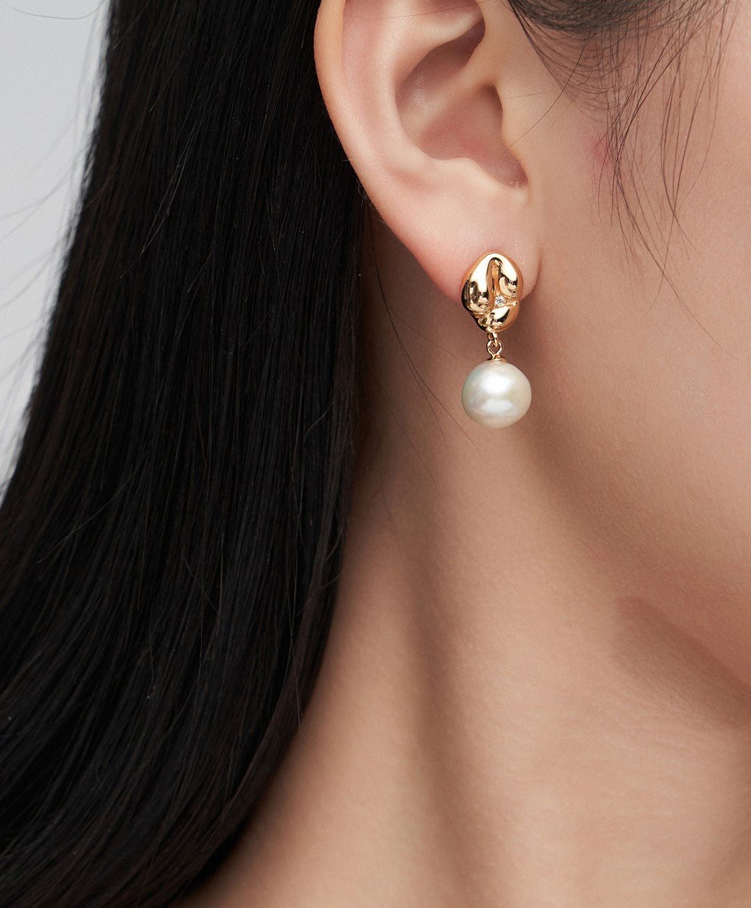 Sterling silver pearl earrings The slightly playful and cute earrings are like a piece of glutinous rice dumplings, and a shiny zircon is pressed down in the middle of the round bulge. Paired with natural baroque pearls, it is full of details and texture.