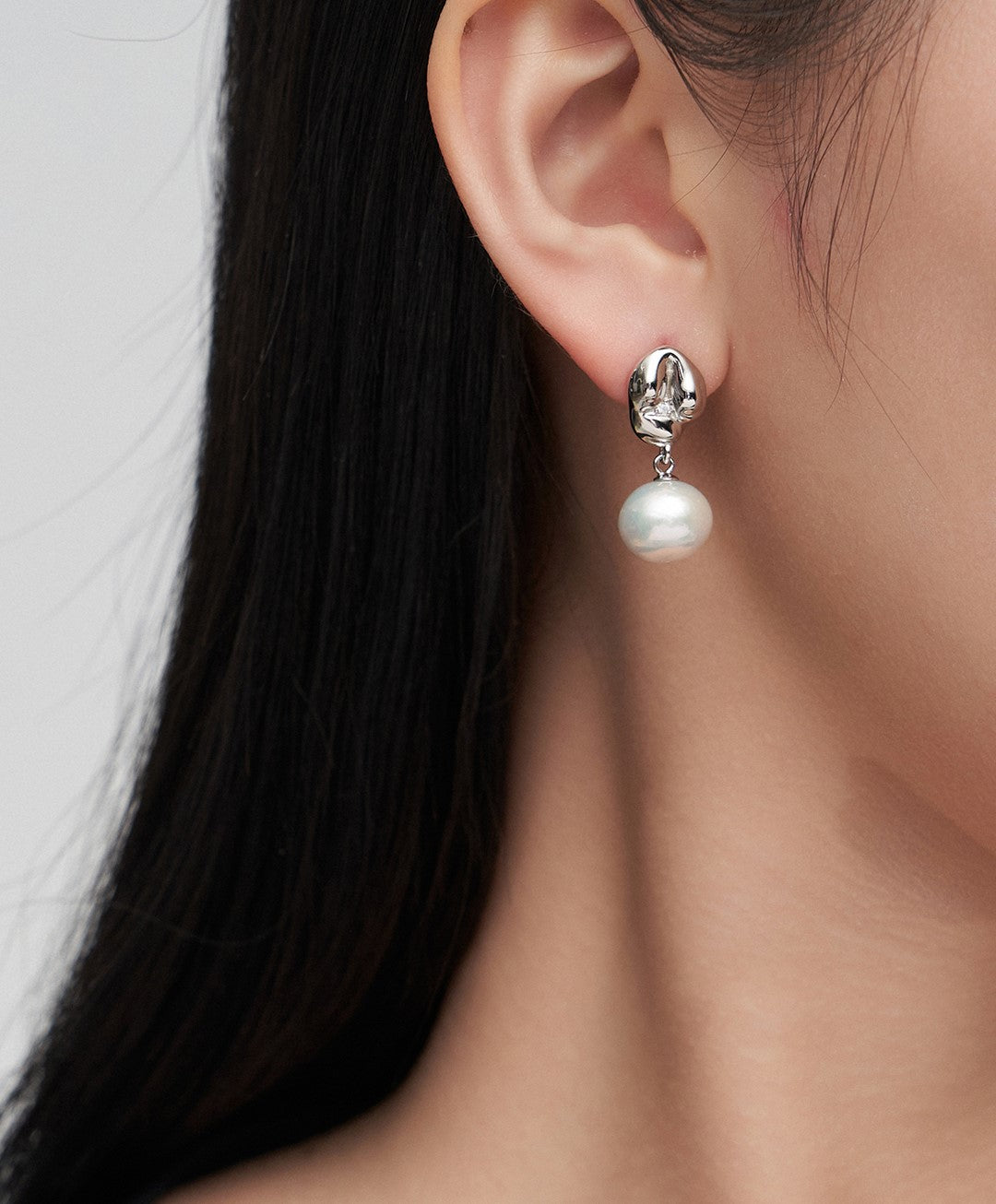 Sterling silver pearl earrings The slightly playful and cute earrings are like a piece of glutinous rice dumplings, and a shiny zircon is pressed down in the middle of the round bulge. Paired with natural baroque pearls, it is full of details and texture.