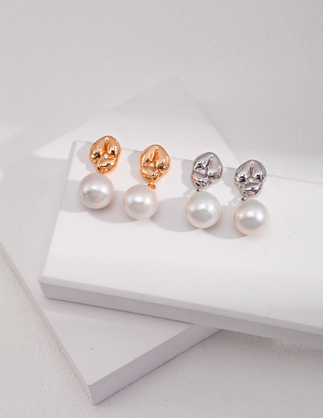 Sterling silver pearl earrings The slightly playful and cute earrings are like a piece of glutinous rice dumplings, and a shiny zircon is pressed down in the middle of the round bulge. Paired with natural baroque pearls, it is full of details and texture.